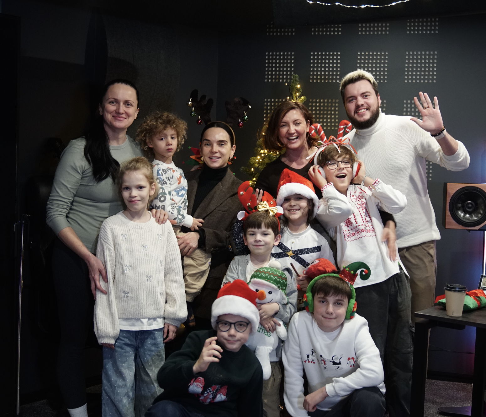 С сыном и детьми Мирошниченко: Цибульская записала колядку, от которой тепло на душе